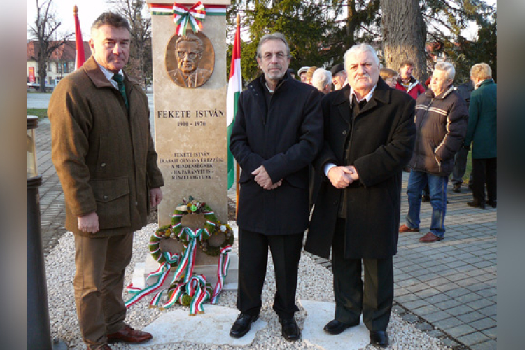 Fekete István emlékmű avatás Zircen