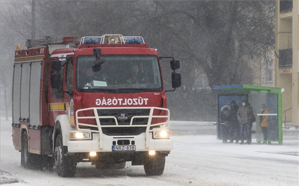 Több mint négyszáz esethez riasztották a tűzoltókat csütörtökön