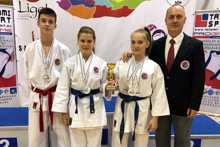 Hat érmet gyűjtöttek az ifjú dombóvári karatékák
