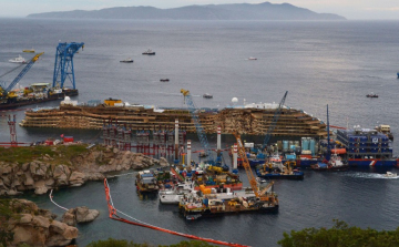 Costa Concordia - Szerdán kezdik el a tengerjáró roncsának vontatását