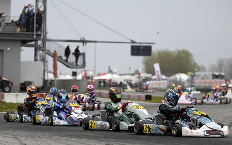 Beni és Ákos a Slovak Karting Centerben