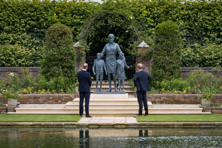 Szobrot állítottak Diana hercegnőnek születése 60. évfordulóján