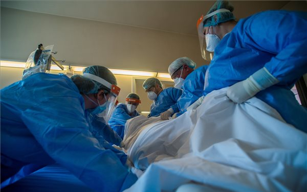 A fertőzöttek száma 323 millió, a halálos áldozatoké csaknem 5,53 millió a világon