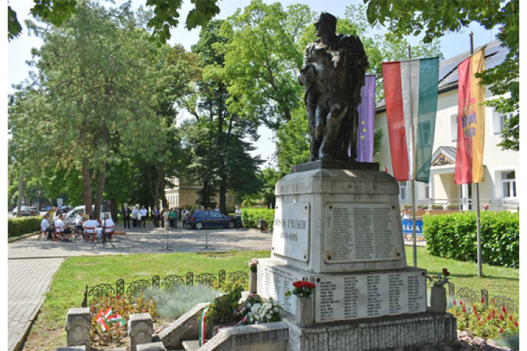 A hősökre, civil áldozatokra emlékeztek