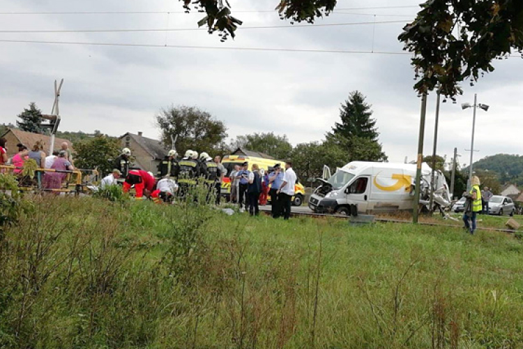 Vonattal ütközött egy kisteherautó Döbröközön