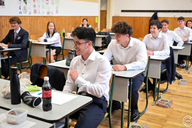 Érettségi - Több mint 80 ezren kezdték meg a vizsgát magyar nyelv és irodalomból