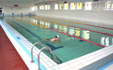 Júliusban hétköznapokon vár mindenkit a dombóvári uszoda 