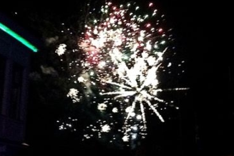 Ablakból, erkélyről senki ne indítson tűzijátékot, de kertből, közterületről szabad