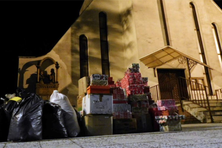 Ruhát és karácsonyi ajándékokat adományoztak