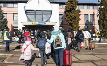 Kedden is több mint négyezer menekültet fogadtak a fővárosi pályaudvarokon