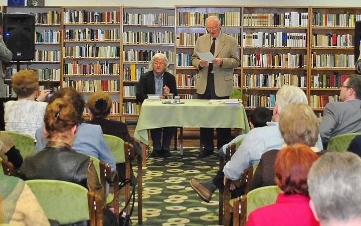 Esterházy Péter író a Városi Könyvtárban