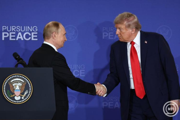 Donald Trump szerint két héten belül lehet találkozója Vlagyimir Putyinnal Budapesten