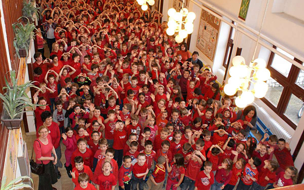 Pirosba öltöztek a József Attilások is!