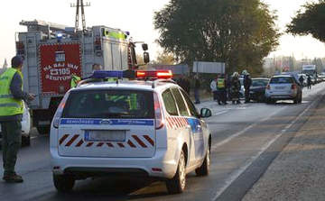 Egy busz két utasa, egy autós és egy motoros is megsérült Tolnában