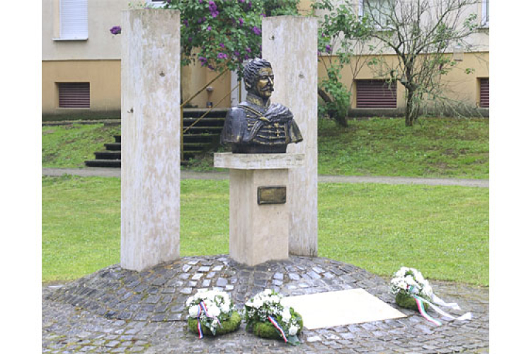 A Dombóváron született Franjo Vlasic horvát bán emléke előtt tisztelegtek